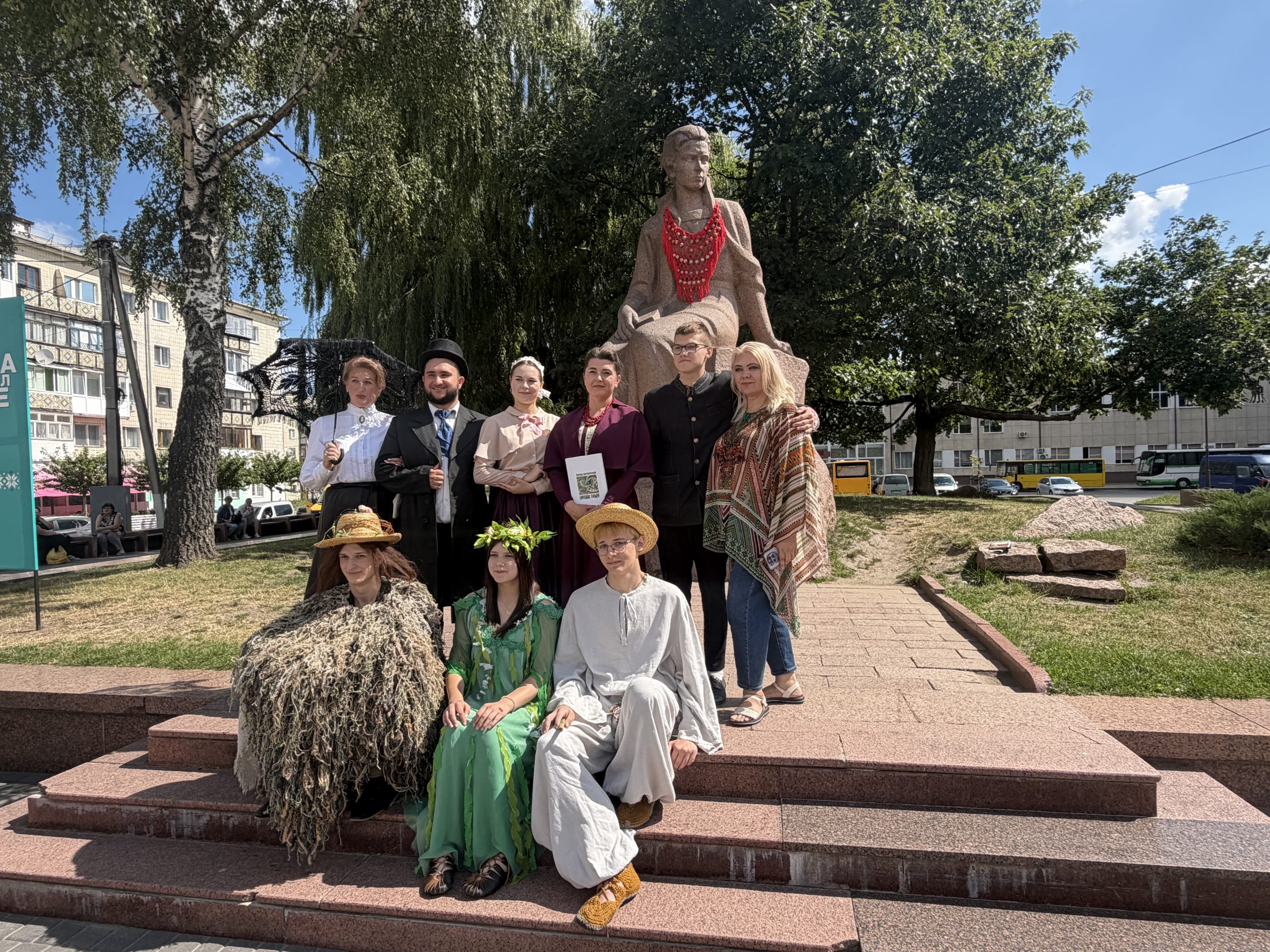 «Пліч-о-пліч: намисто для Лесі» — до 40-річчя «Лесиних джерел» пам’ятник Лесі Українці у Звягелі прикрасило намисто єдності