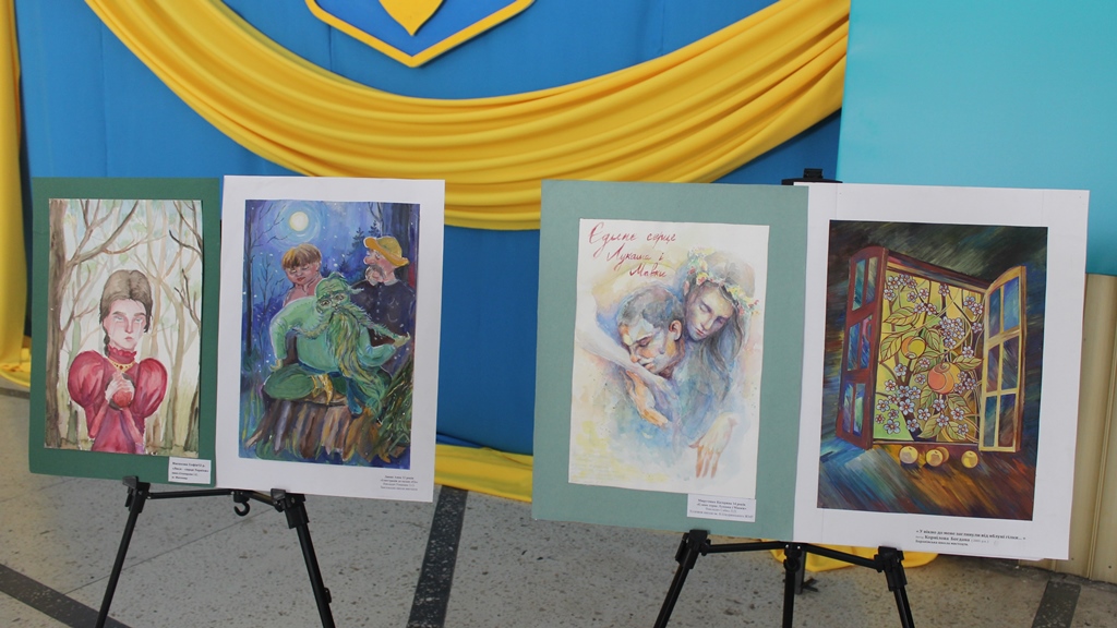 У Звягелі відзначили переможців VII міського відкритого конкурсу малюнків «Палітра Лесиного краю»
