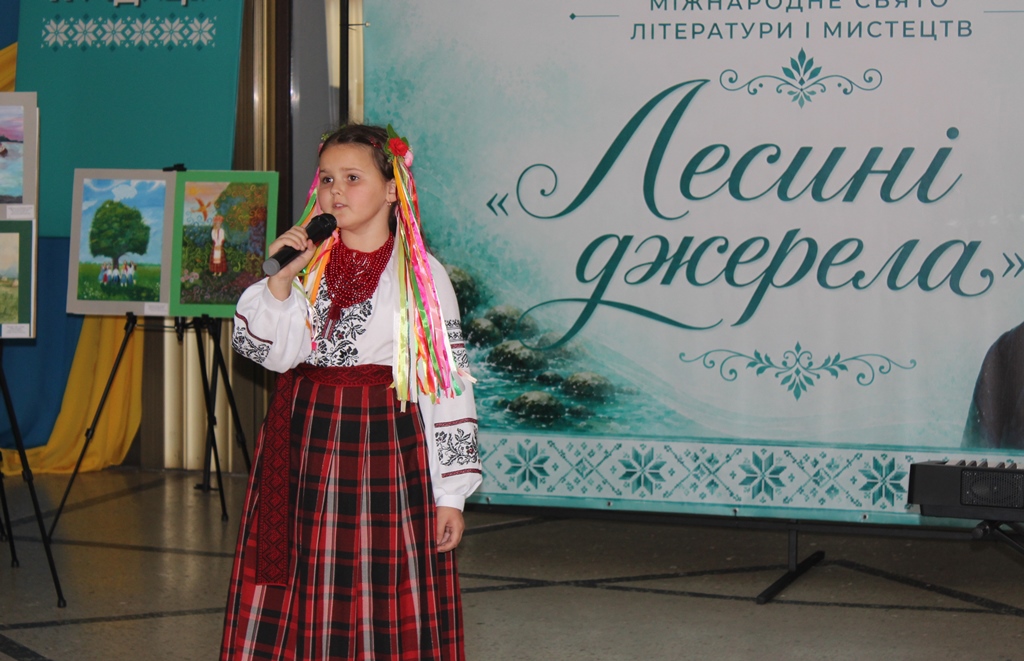 У Звягелі відзначили переможців VII міського відкритого конкурсу малюнків «Палітра Лесиного краю»