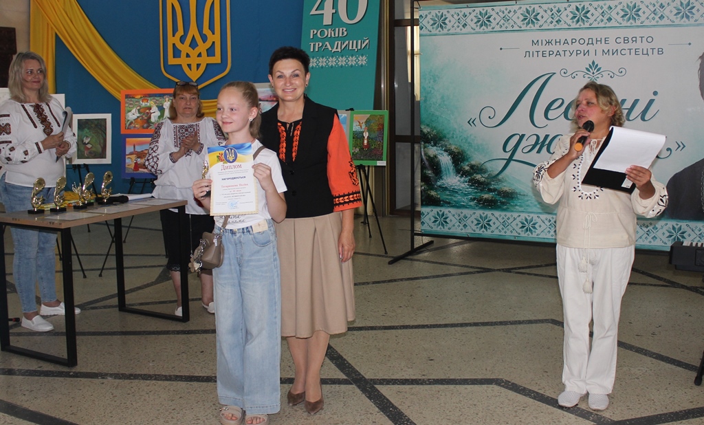 У Звягелі відзначили переможців VII міського відкритого конкурсу малюнків «Палітра Лесиного краю»