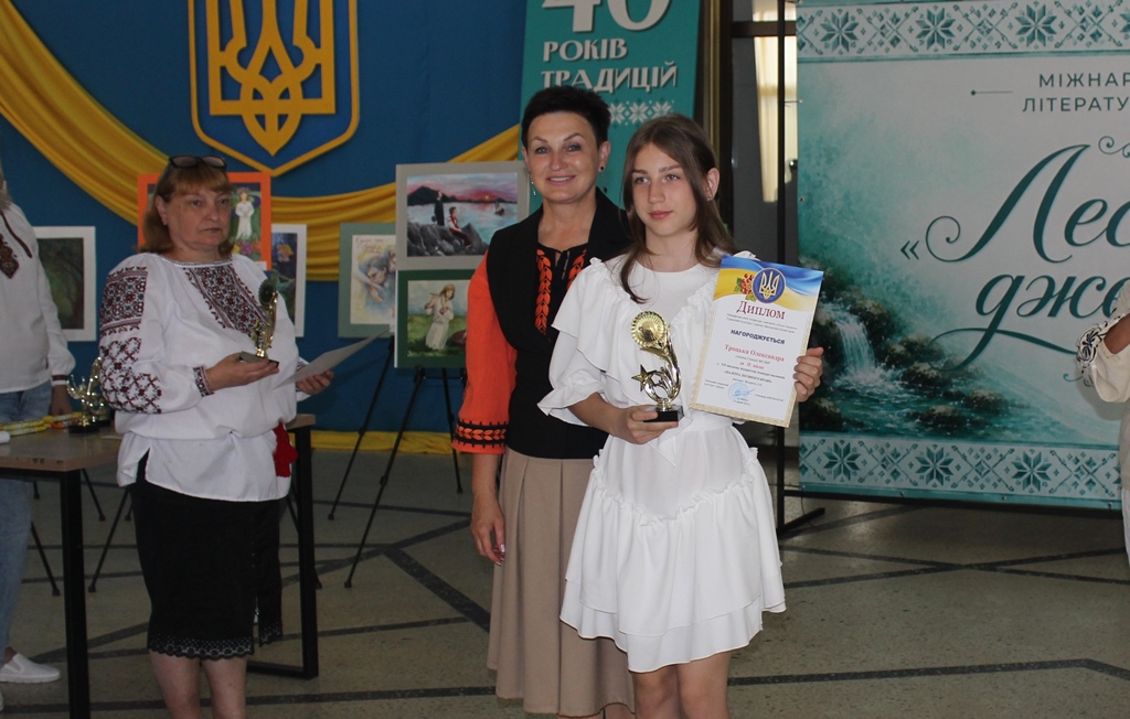 У Звягелі відзначили переможців VII міського відкритого конкурсу малюнків «Палітра Лесиного краю»