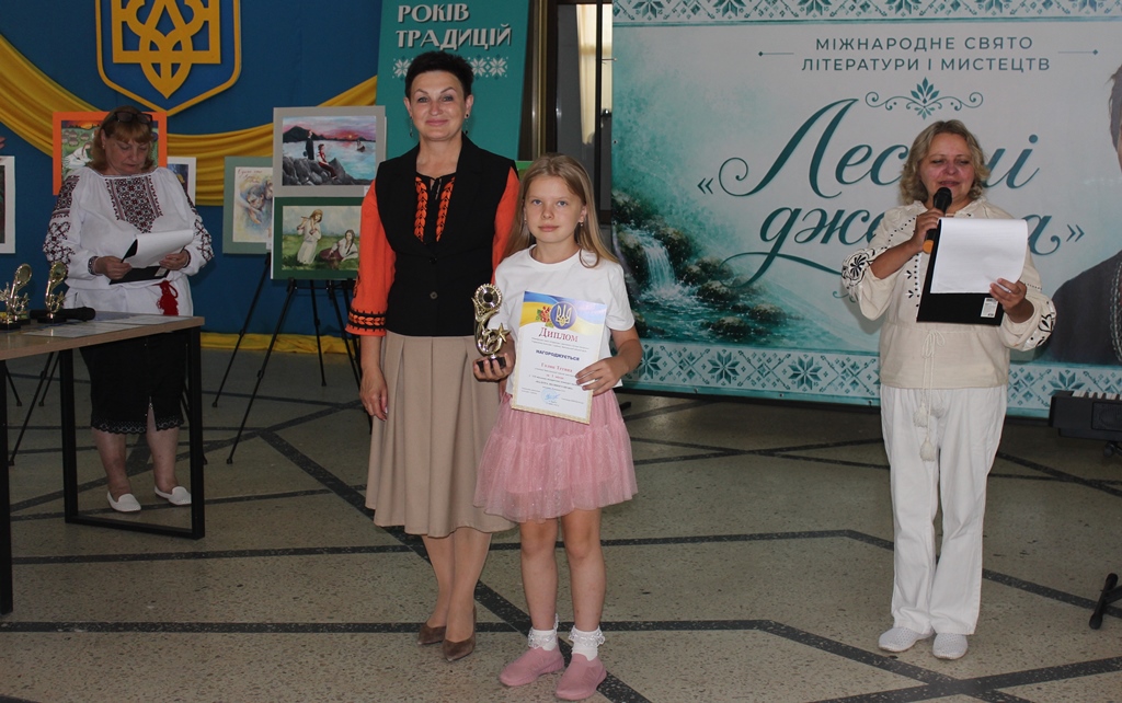 У Звягелі відзначили переможців VII міського відкритого конкурсу малюнків «Палітра Лесиного краю»