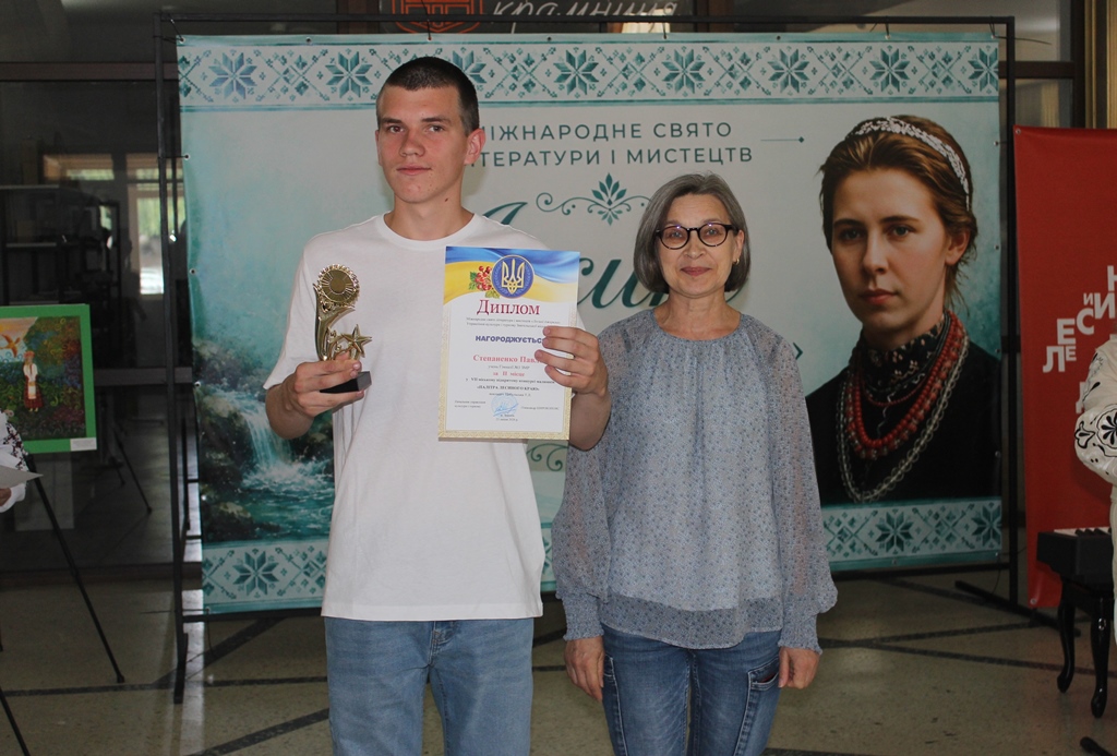 У Звягелі відзначили переможців VII міського відкритого конкурсу малюнків «Палітра Лесиного краю»