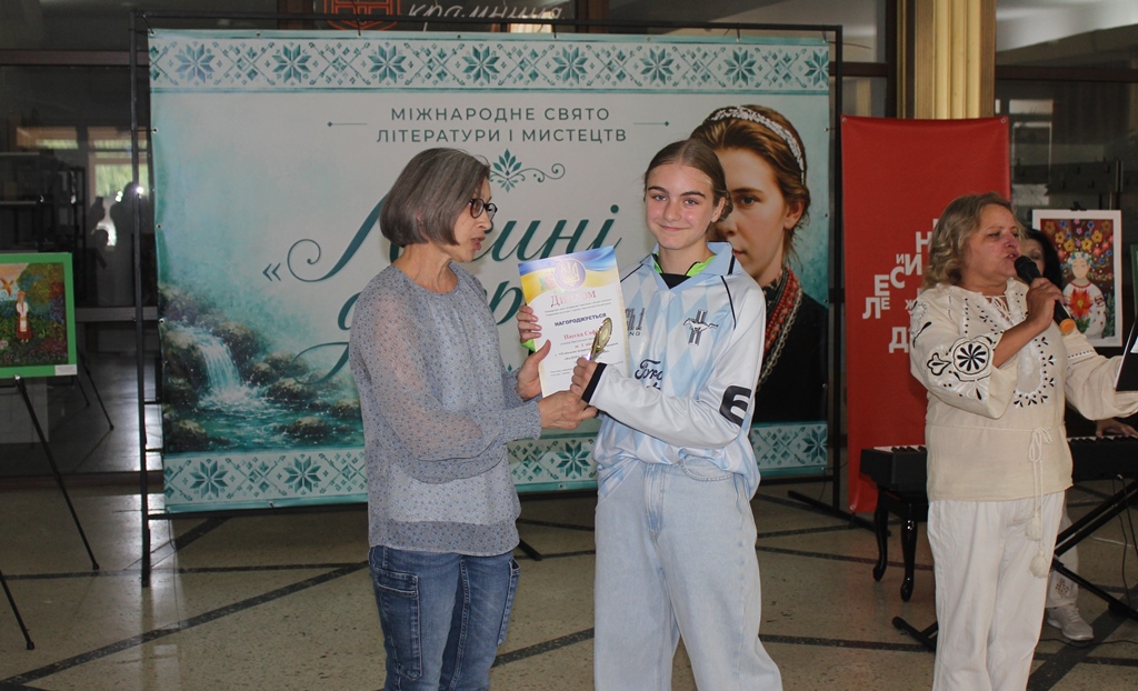 У Звягелі відзначили переможців VII міського відкритого конкурсу малюнків «Палітра Лесиного краю»