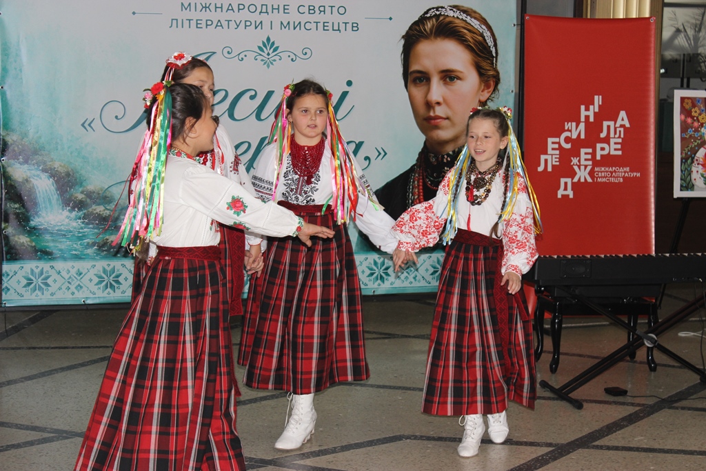У Звягелі відзначили переможців VII міського відкритого конкурсу малюнків «Палітра Лесиного краю»