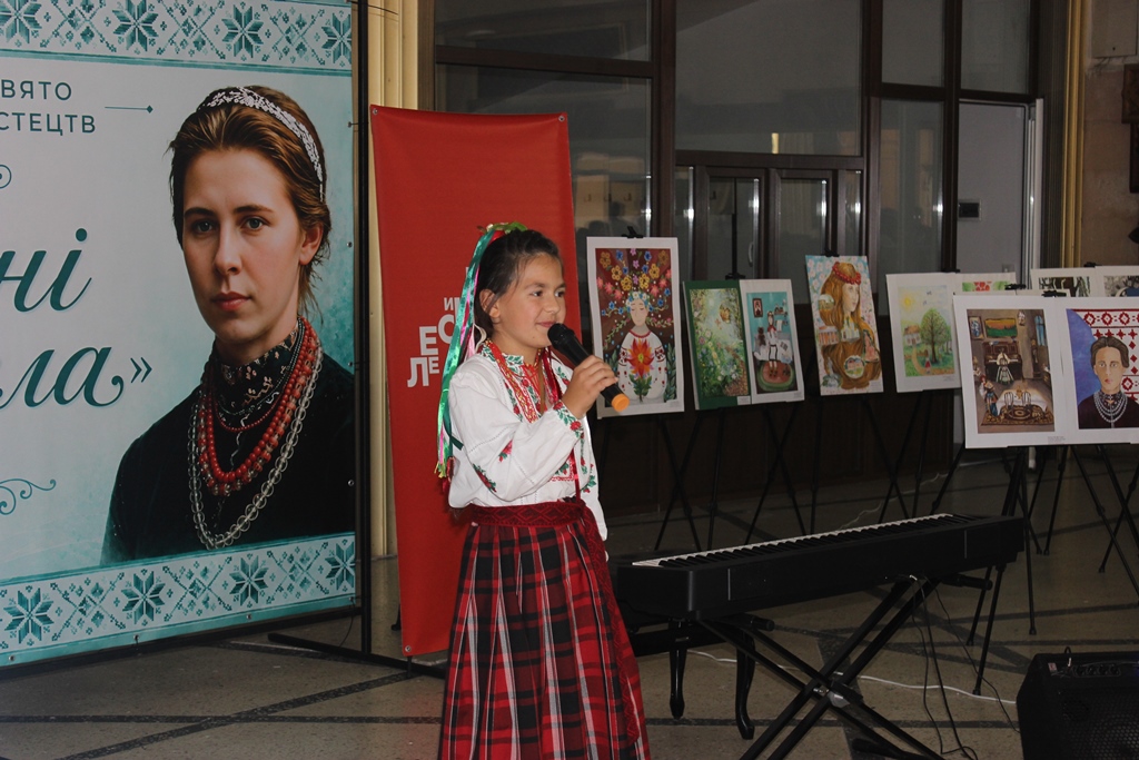 У Звягелі відзначили переможців VII міського відкритого конкурсу малюнків «Палітра Лесиного краю»