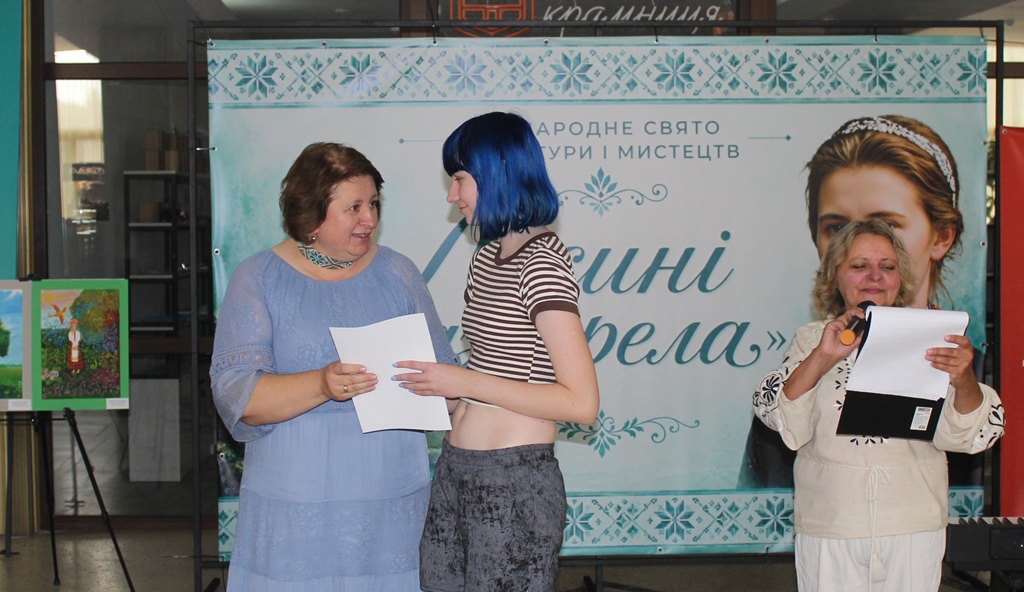 У Звягелі відзначили переможців VII міського відкритого конкурсу малюнків «Палітра Лесиного краю»