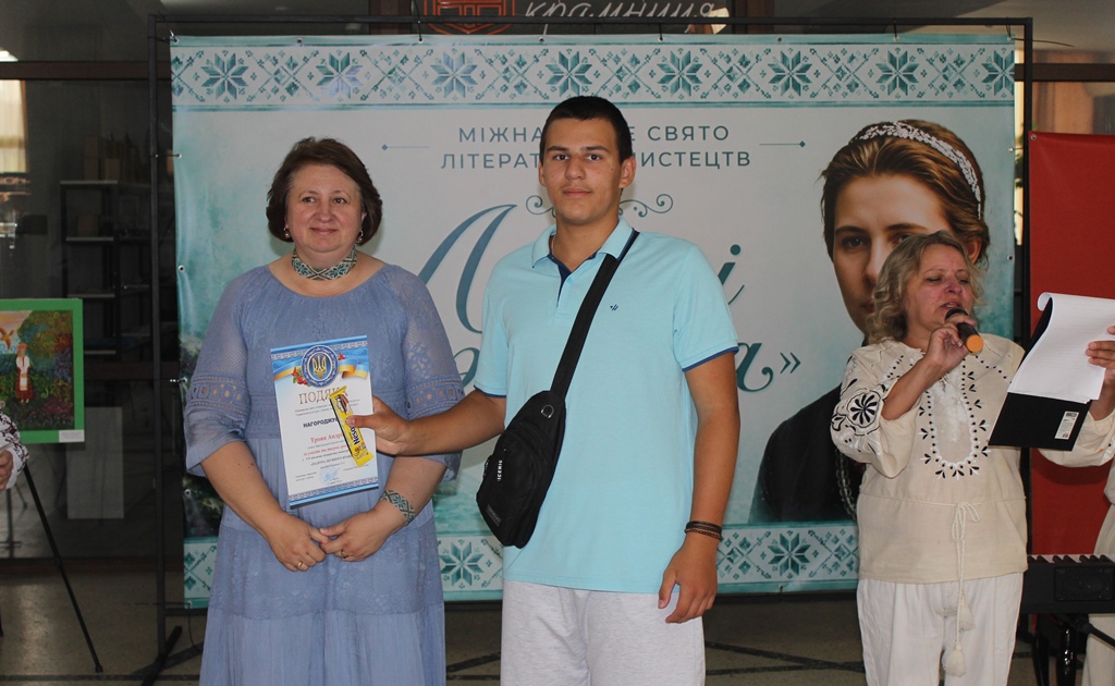 У Звягелі відзначили переможців VII міського відкритого конкурсу малюнків «Палітра Лесиного краю»