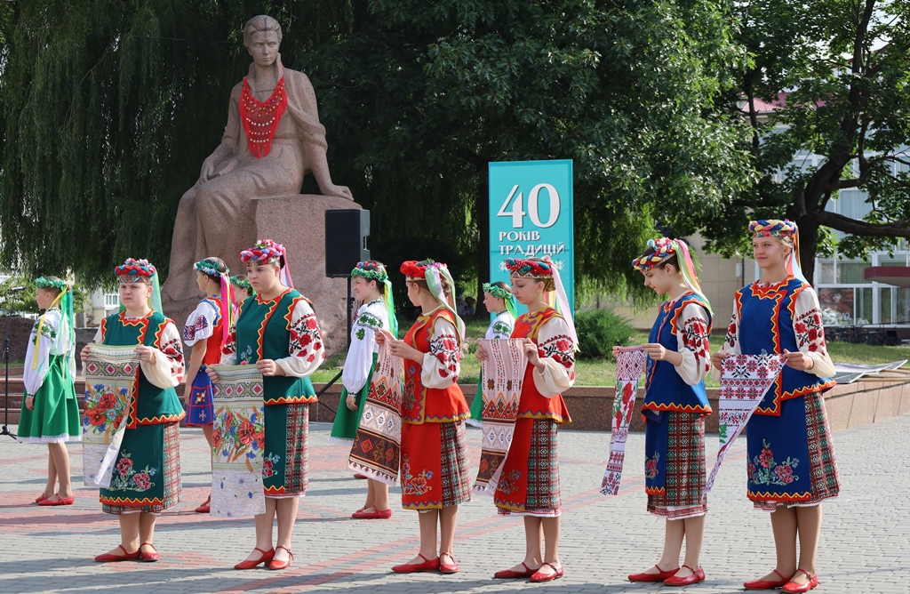У Звягелі урочисто відкрили 40-е Міжнародне свято літератури і мистецтв «Лесині джерела»