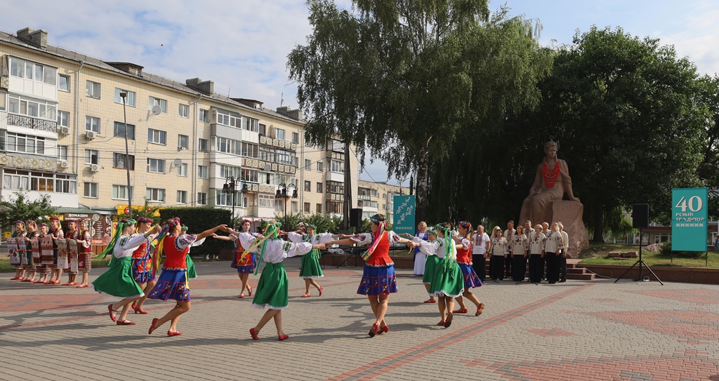 У Звягелі урочисто відкрили 40-е Міжнародне свято літератури і мистецтв «Лесині джерела»