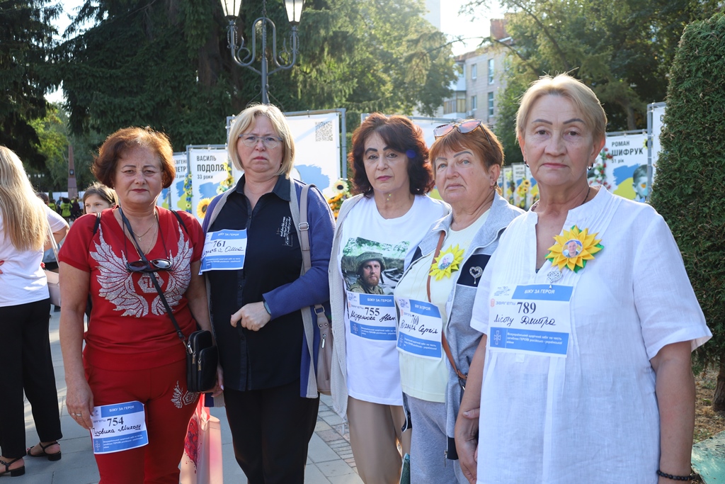 «Шаную воїнів, біжу за Героїв України»: у Звягелі вшанували пам’ять полеглих захисників