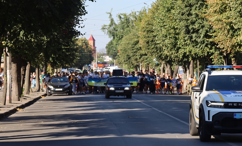 «Шаную воїнів, біжу за Героїв України»: у Звягелі вшанували пам’ять полеглих захисників