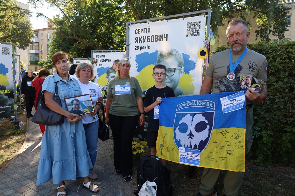 «Шаную воїнів, біжу за Героїв України»: у Звягелі вшанували пам’ять полеглих захисників