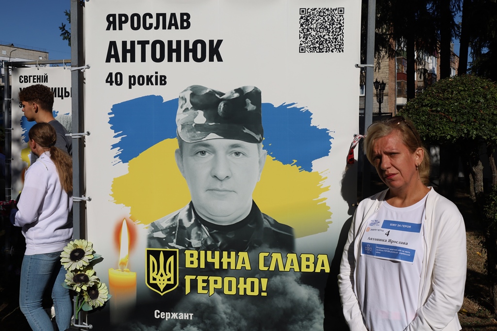 «Шаную воїнів, біжу за Героїв України»: у Звягелі вшанували пам’ять полеглих захисників