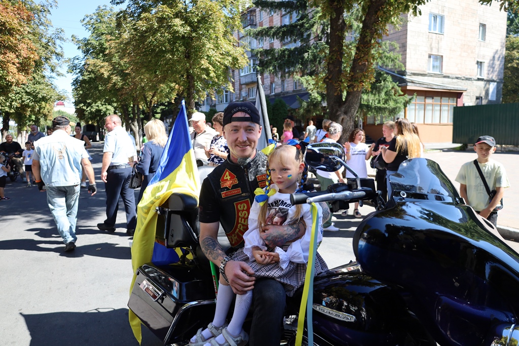 «Ми пам’ятаємо. Ми шукаємо. Ми чекаємо»: у Звягелі відбувся «НАДІЯ FEST»