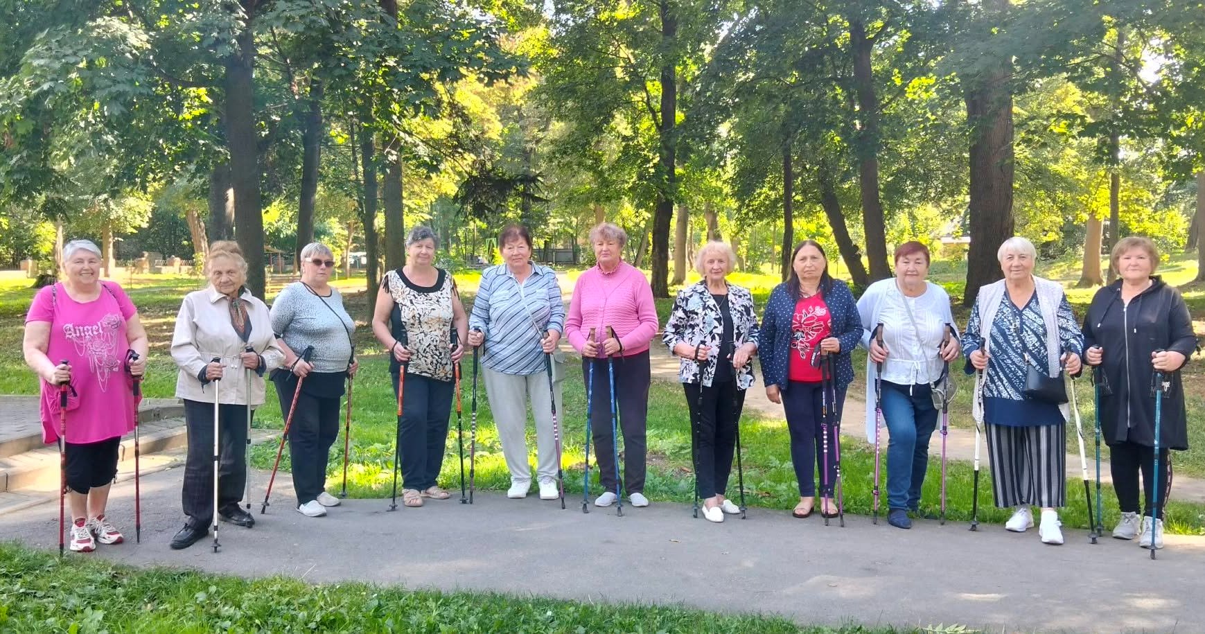 Осінь кличе на прогулянку: у Територіальному центрі продовжують заняття зі скандинавської ходьби