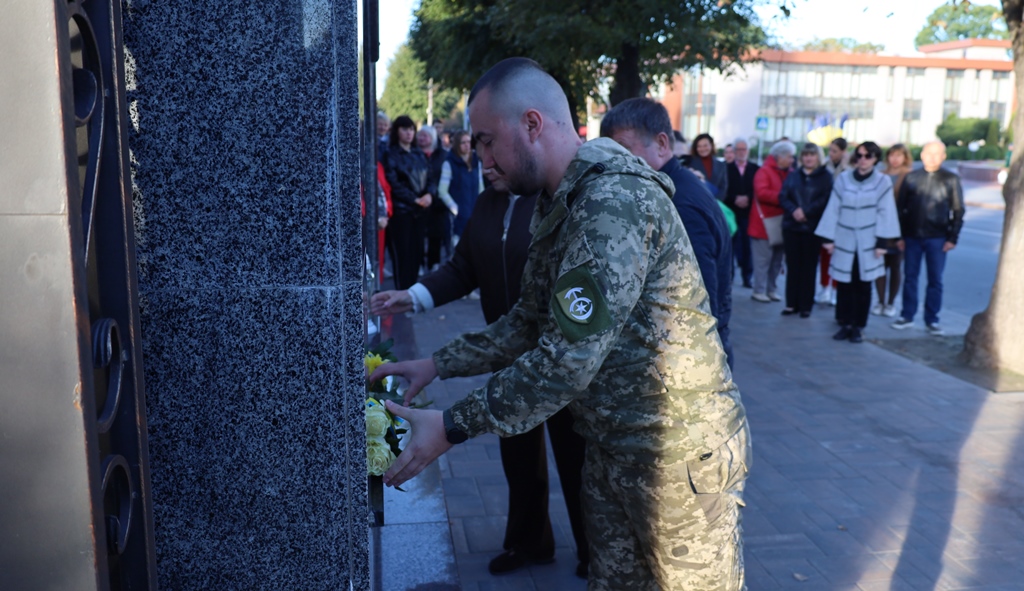 У Звягелі поіменно вшанували полеглих Захисників і Захисниць України