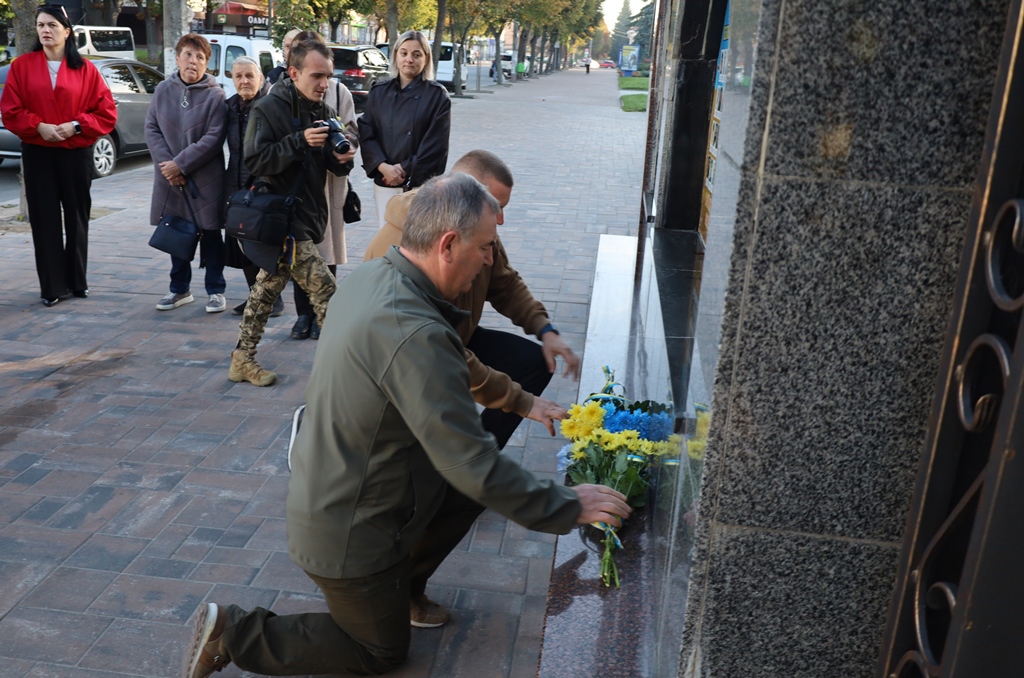 У Звягелі поіменно вшанували полеглих Захисників і Захисниць України