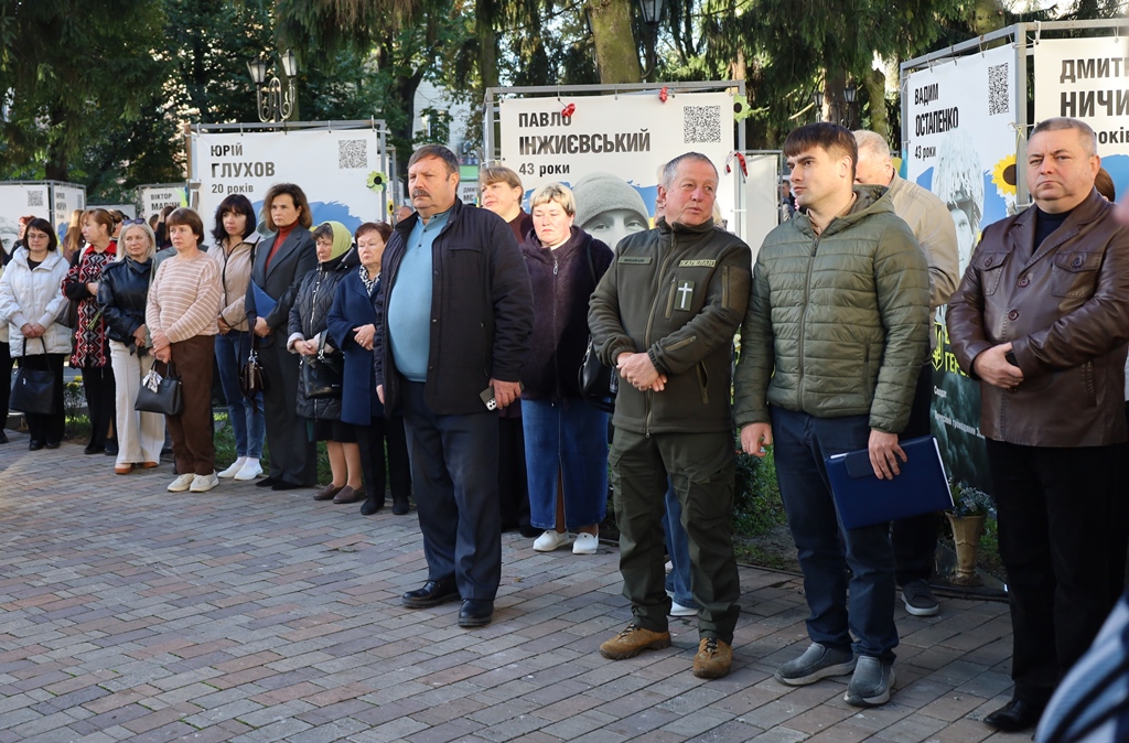 У Звягелі поіменно вшанували полеглих Захисників і Захисниць України