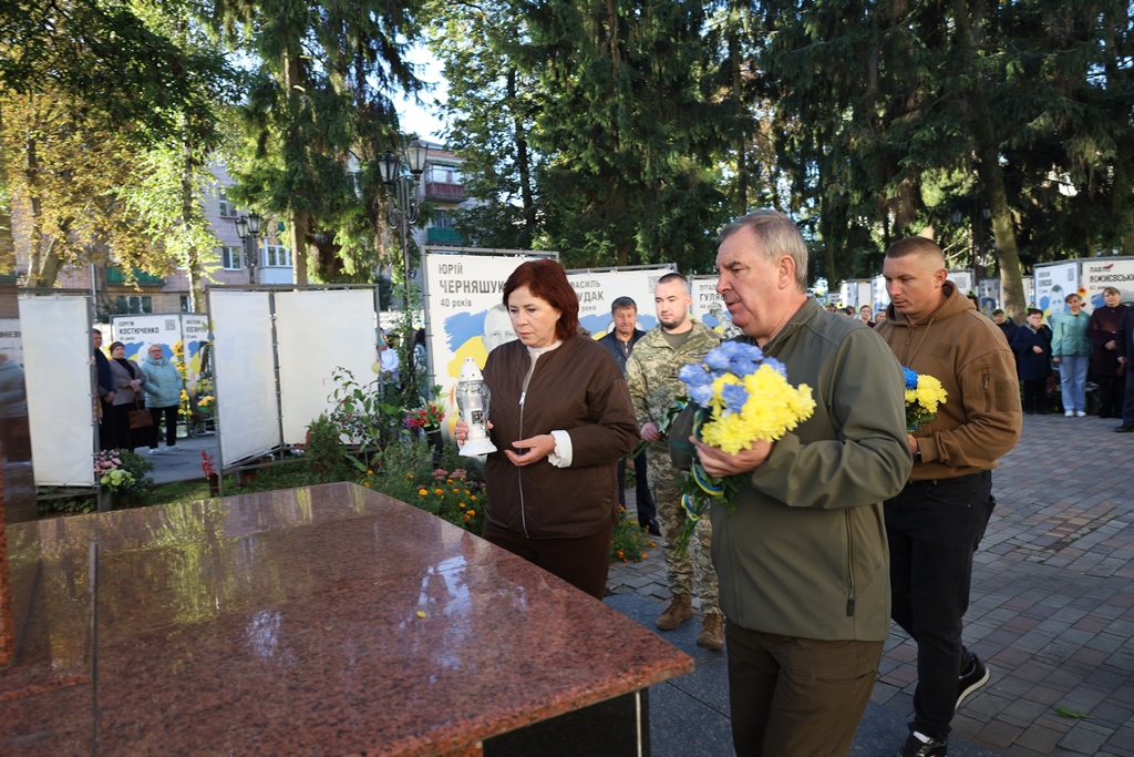 У Звягелі поіменно вшанували полеглих Захисників і Захисниць України